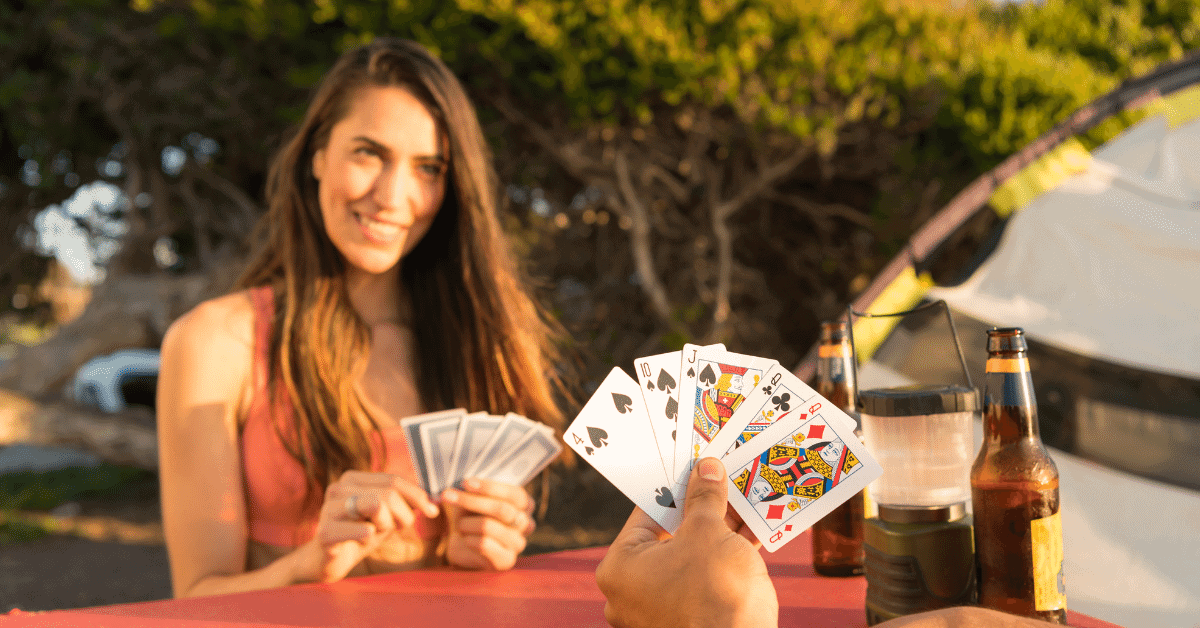 casal jogando um jogo de cartas