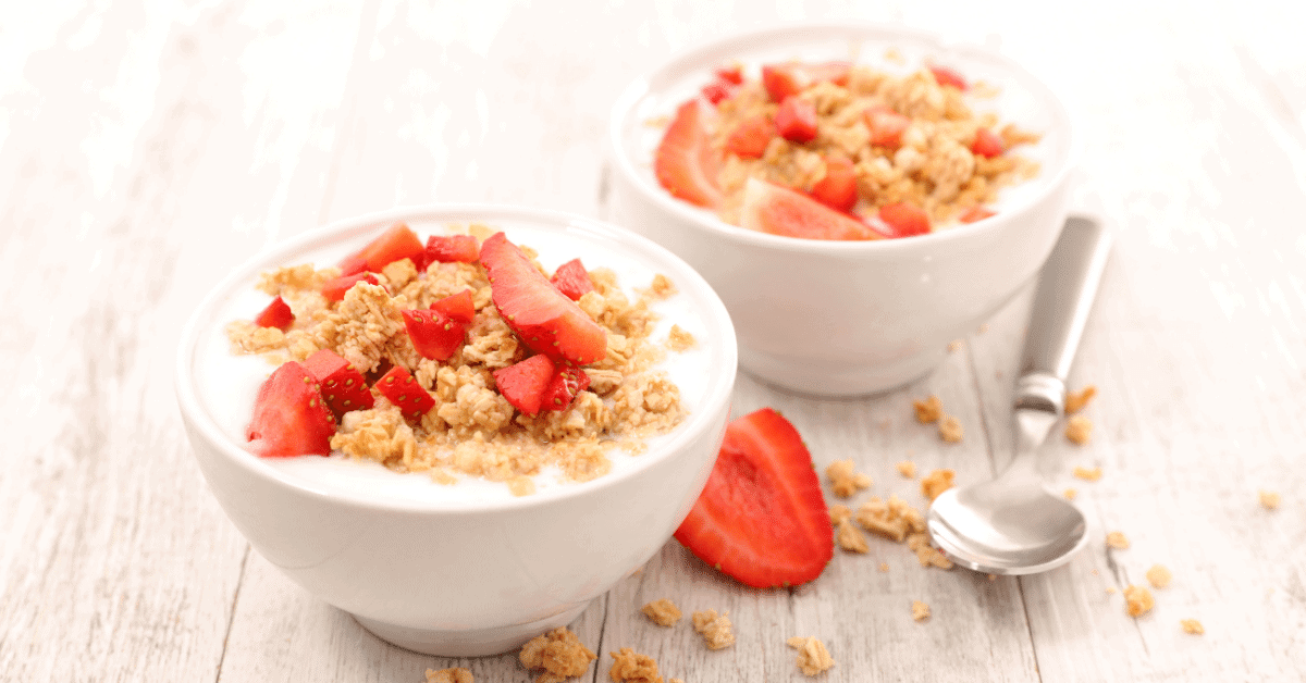 granola with fresh strawberries