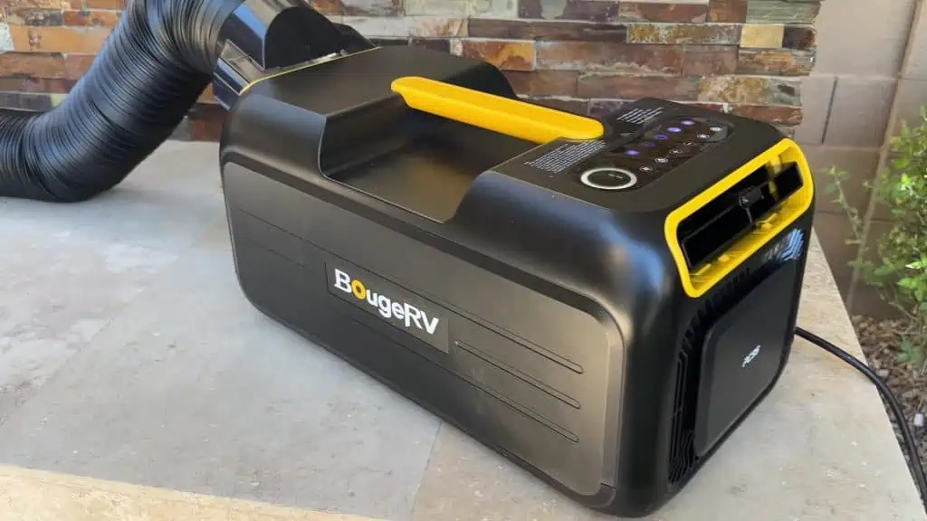 Aire acondicionado portátil BougeRV 3500BTU con conducto de escape adjunto que muestra un diseño de flujo de aire dual