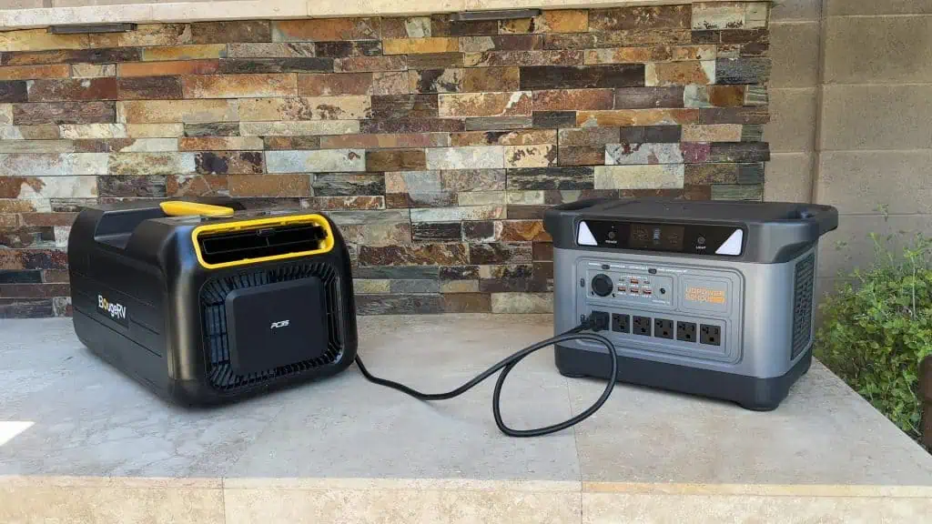 BougeRV 3500BTU AC combinado con una central eléctrica portátil UDPower en un patio que muestra una configuración fuera de la red