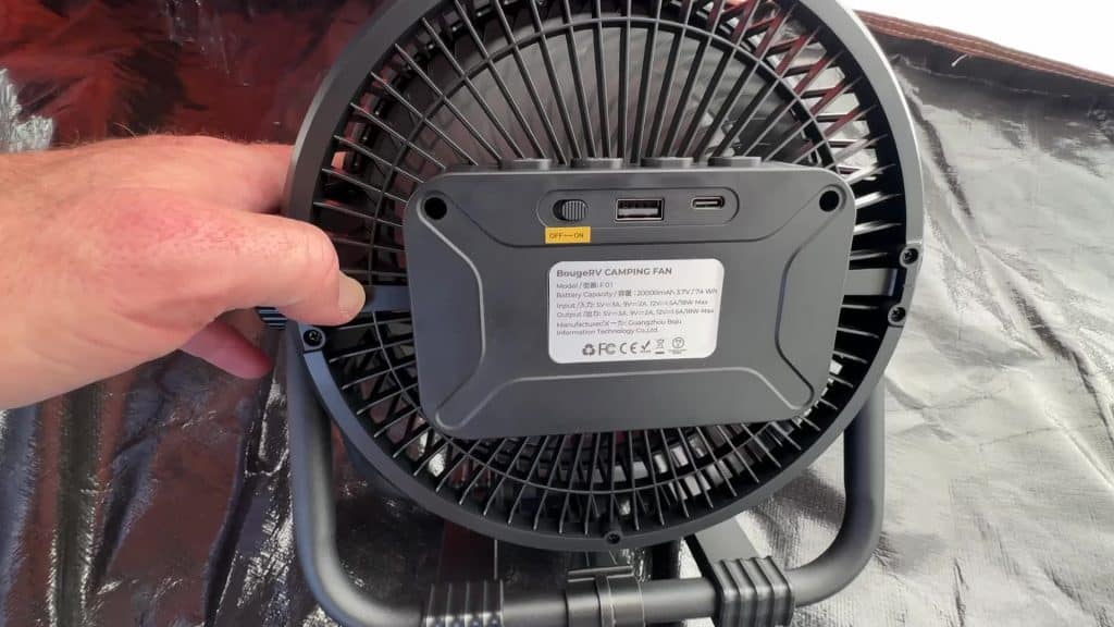 Parte posterior del ventilador BougeRV F01 que muestra los puertos USB-C y USB-A y las especificaciones de la batería de 20,000 mAh