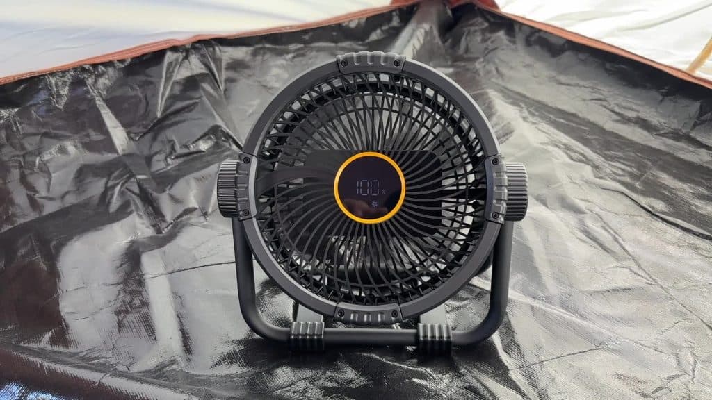 Ventilador portátil para exteriores BougeRV F01 en tienda con pantalla de batería que muestra 100%