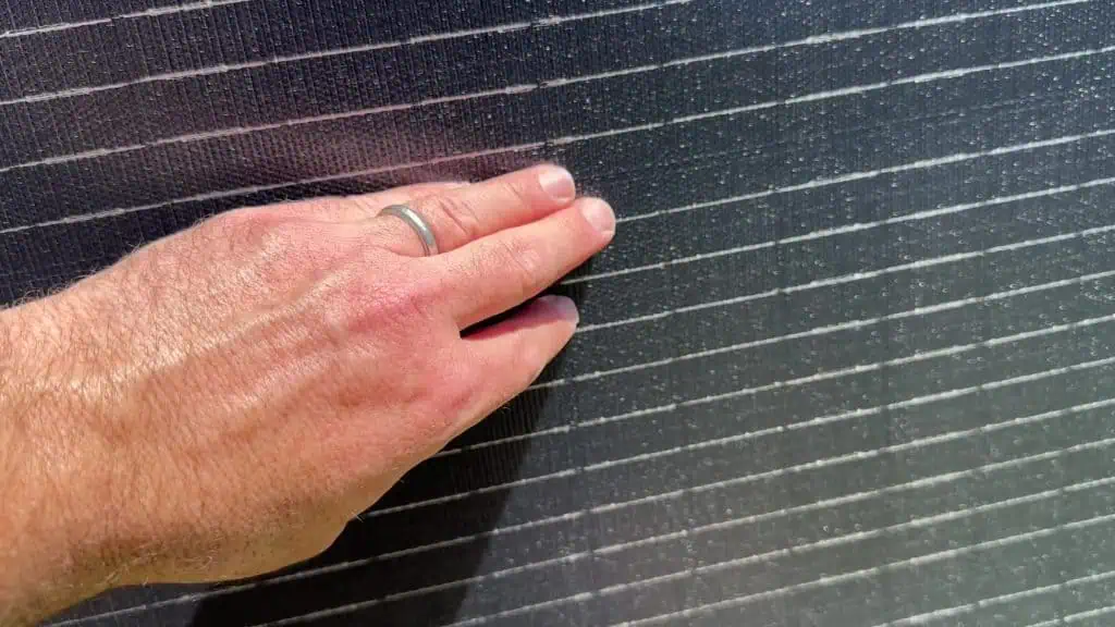 Primer plano de la superficie de la celda monocristalina Clase A recubierta de ETFE del panel UDPower 210W